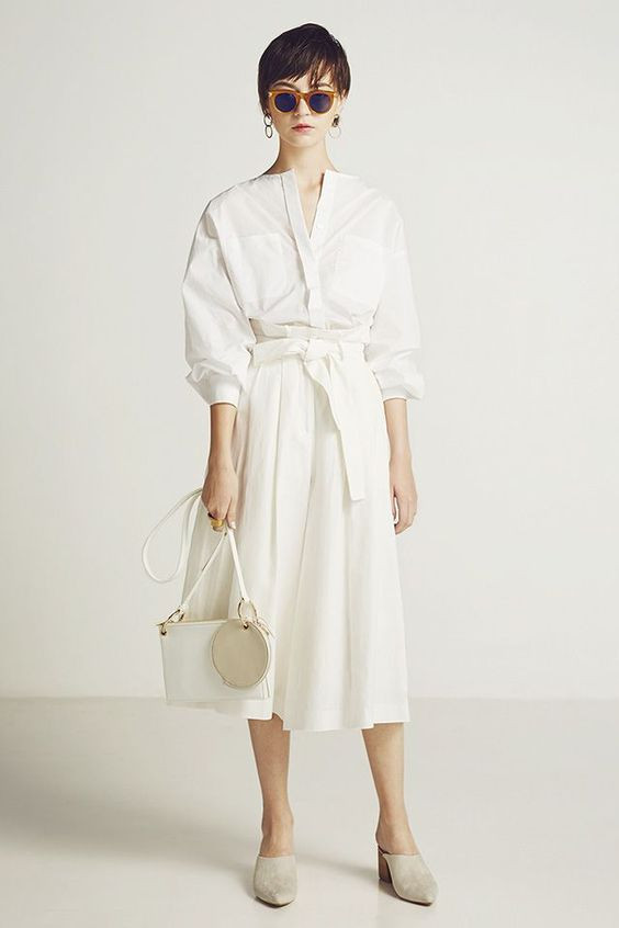 Cô gái tóc ngắn diện đầm sơ mi thắt eo màu be, phong cách công sở trang nhã