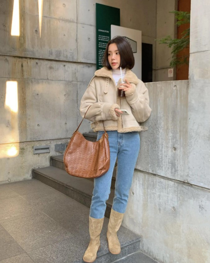 Cô gái tóc ngắn mặc áo khoác lửng denim và áo thun trắng, phong cách năng động