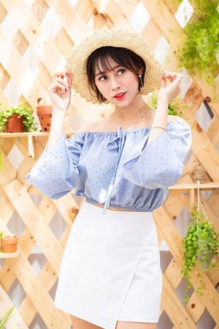 Cô gái tóc ngắn mặc đầm xòe cổ trễ vai gợi cảm