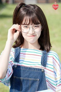 Cô gái tóc ngắn tinh nghịch và kính mắt cá tính