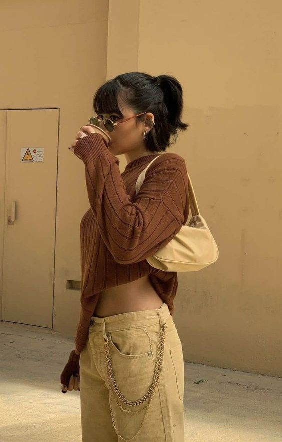 Cô gái tóc ngắn với trang phục cá tính gồm áo phông và quần short jean