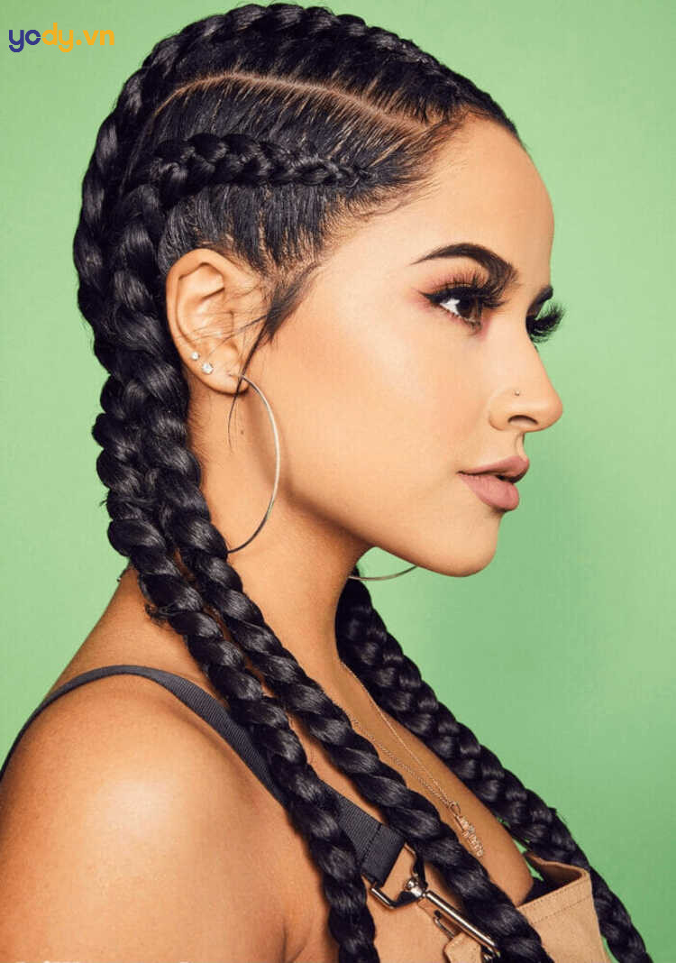 Cô gái trẻ trung với kiểu tóc ngắn tết Cornrow cá tính