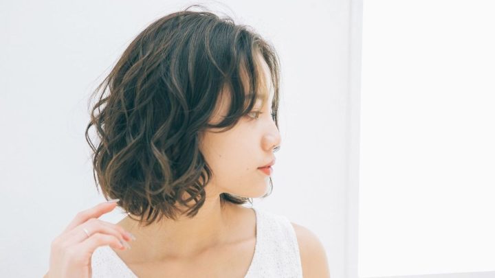 Cô gái trẻ trung với kiểu tóc uốn xù đũa mì tôm bồng bềnh