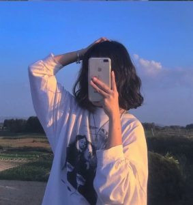 Cô gái trẻ trung với mái tóc ngắn ngang cằm, phần mái được cắt tỉa tự nhiên ôm lấy gương mặt