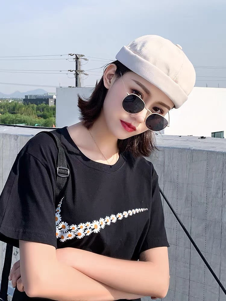 Cô gái trẻ trung với tóc tém và mũ miki hat màu đen cá tính.