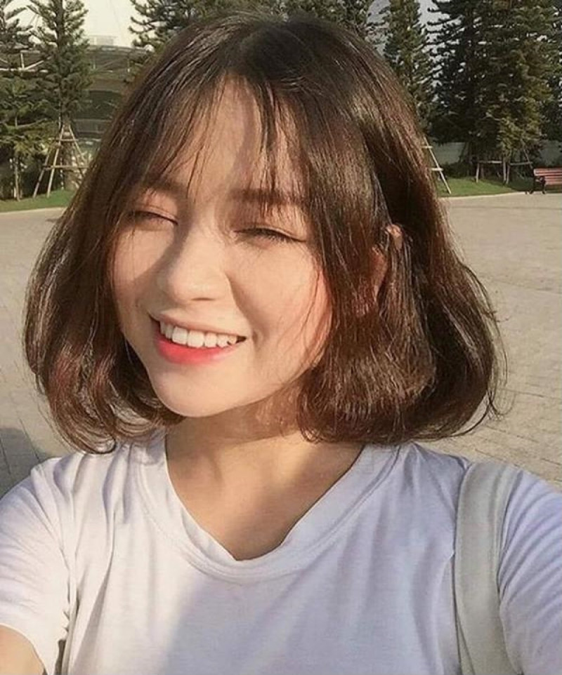 Cô gái với kiểu tóc Bob ngắn kết hợp mái thưa, tạo phong cách trẻ trung và ngọt ngào chuẩn Hàn Quốc cho tuổi 15