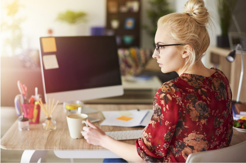 cô gái với kiểu tóc búi cao