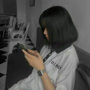 Cô gái với mái tóc ngắn pixie cá tính, mái dày che trán tạo điểm nhấn