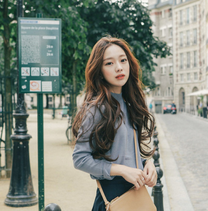 Cô gái với mái tóc xoăn lơi nhẹ nhàng, mang lại vẻ đẹp dịu dàng và tự nhiên cho các bạn gái tuổi 15