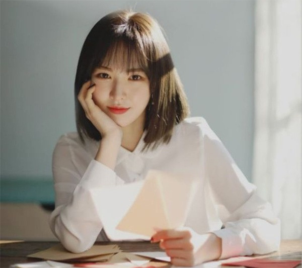 Cô gái với mẫu tóc ngắn ép thẳng tự nhiên, mượt mà và dịu dàng