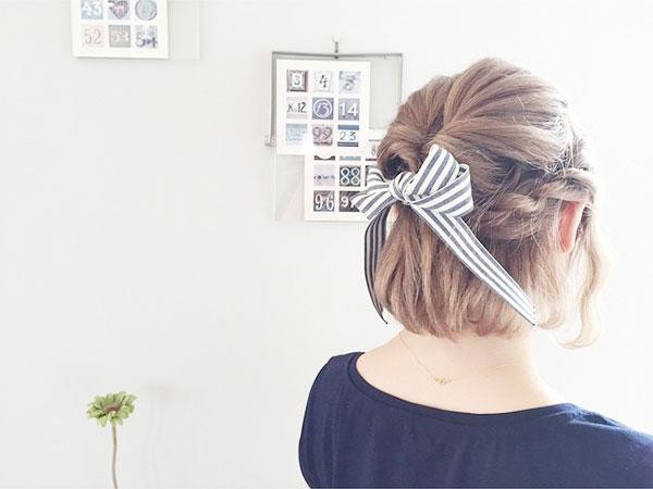 Cô gái với tóc ngắn buộc nửa đầu
