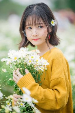 Cô gái với tóc ngắn năng động và kính mắt, thu hút mọi ánh nhìn