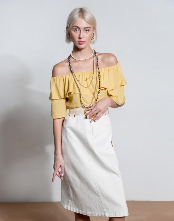 Cô nàng tóc ngắn phối áo trễ vai trắng và chân váy xòe điệu đà