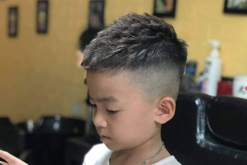 Để tóc bé luôn mượt khỏe, cha mẹ nên cắt tỉa đúng lúc, hạn chế cho bé tiếp xúc với hóa chất