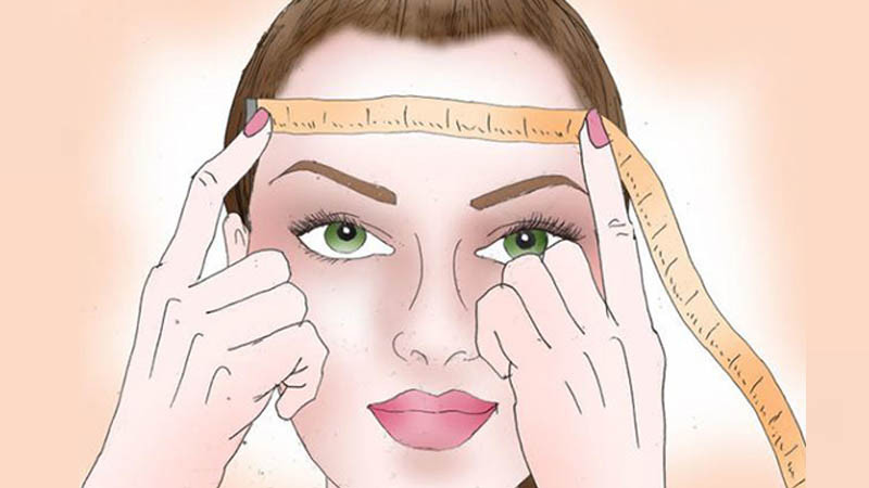 Đo chiều rộng trán để xác định kiểu tóc phù hợp với khuôn mặt nữ