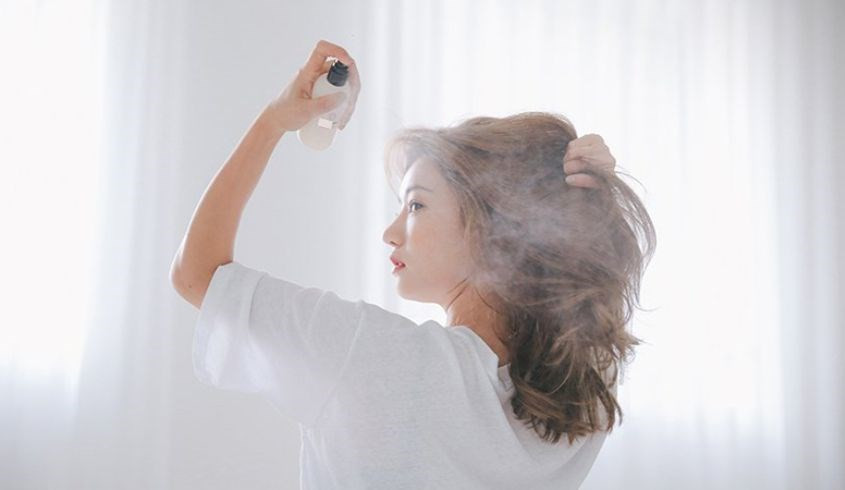 Dùng bình xịt nước lên tóc để tạo nếp trong mỗi buổi sáng khi dùng kẹp tóc càng cua 3 răng