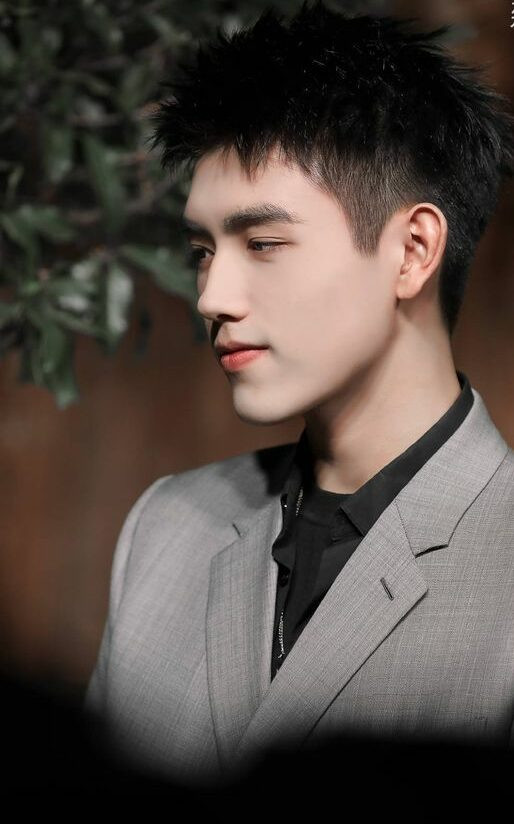 Faux Hawk hiện đại, dễ tạo kiểu cho mặt dài