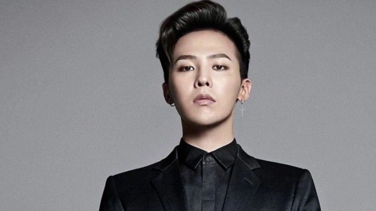 G-Dragon trình diễn trên sân khấu với mái tóc độc đáo