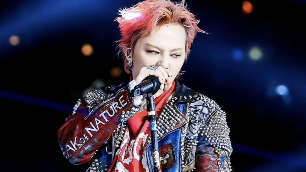 G-Dragon với mái tóc hồng neon nổi bật