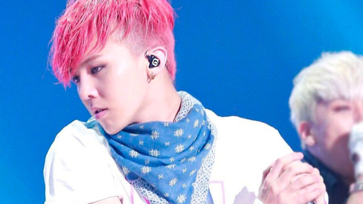 G-Dragon với mái tóc xanh pastel nhẹ nhàng