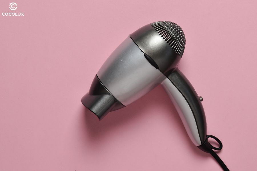 Giữ tóc ngắn nữ tomboy vào nếp bằng cách sấy nhẹ theo chiều xuôi