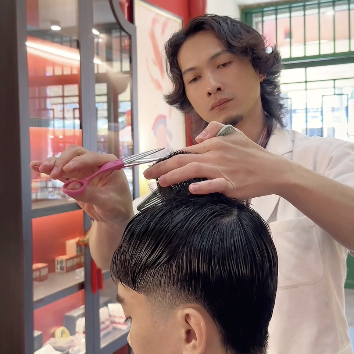 Góc nghiêng một chàng trai với kiểu tóc Ivy League Mullet, mái tóc được chải dựng tạo vẻ phóng khoáng và cuốn hút