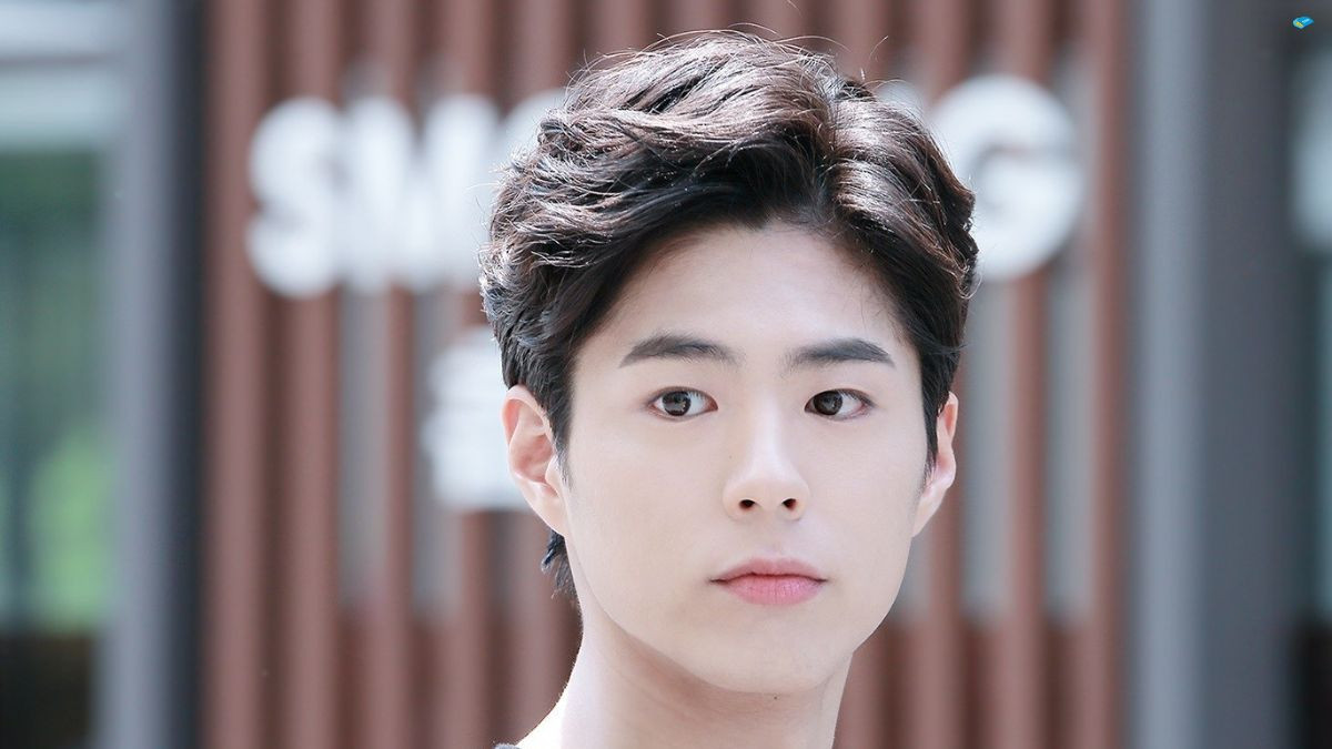 Gợi ý kiểu tóc xoăn ngắn nam phù hợp với khuôn mặt tròn, giúp gương mặt thon gọn hơn