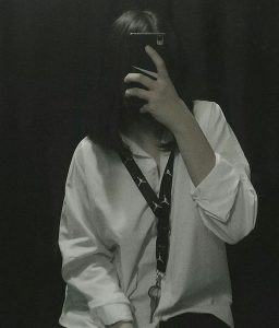 Gương mặt thanh thoát của cô gái với mái tóc ngắn và phần mái bay lãng mạn