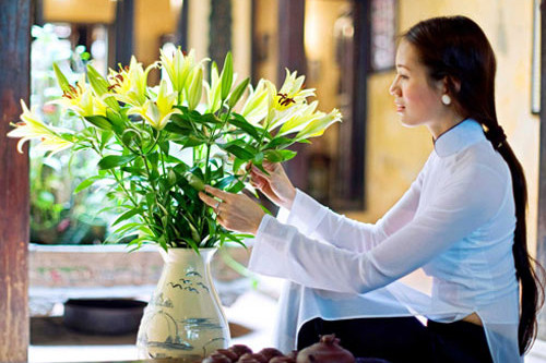 Hai thiếu nữ Hà Thành với nét đẹp cổ điển và kiểu tóc dài đen nhánh