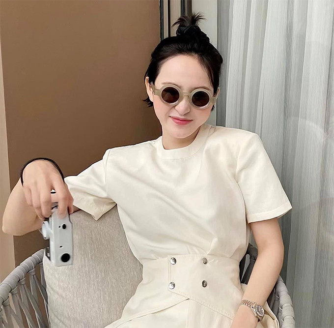 Hiền Hồ tóc ngắn buộc cao gọn gàng
