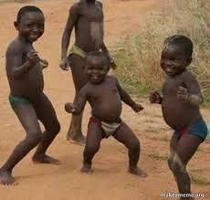 Hình ảnh anh da đen tóc ngắn đang suy nghĩ và gãi đầu