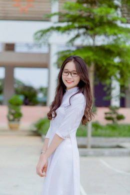 Hình ảnh gái xinh đeo kính trẻ trung, năng động với mái tóc ngắn