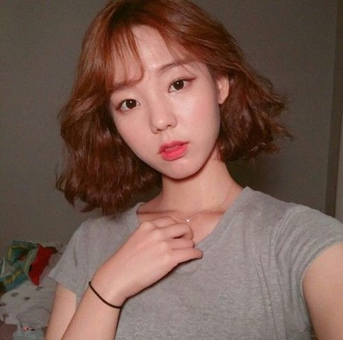 Hình tóc ngắn nữ lọn to