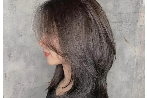 Hướng dẫn tạo và giữ nếp mái bay đẹp với tóc layer dài cho mặt tròn