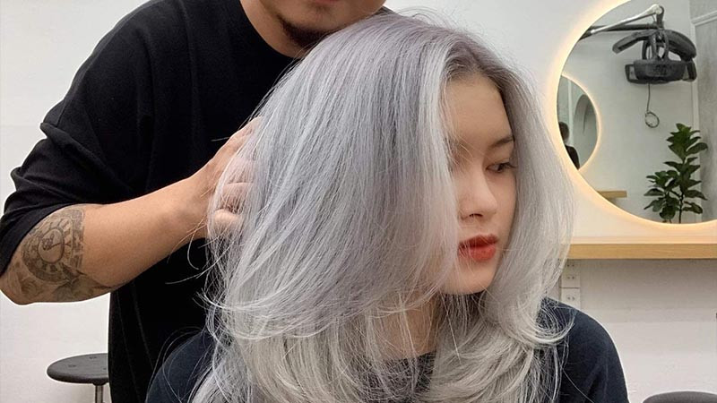 Khách hàng với kiểu tóc ngắn cá tính do Sinh Anh Hair Salon tạo kiểu, một xu hướng tại Sài Gòn