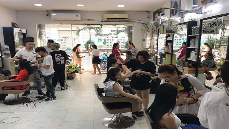 Không gian rộng rãi, thoáng đãng tại Beauty Salon Huy Nguyễn, chuyên cắt tóc ngắn đẹp