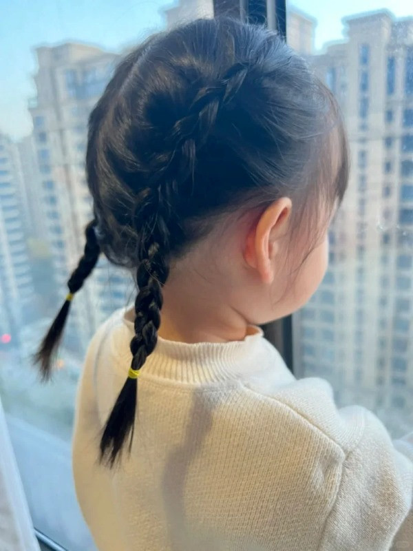 Kiểu tết tóc đuôi cá ngược cho bé gái tóc ngắn