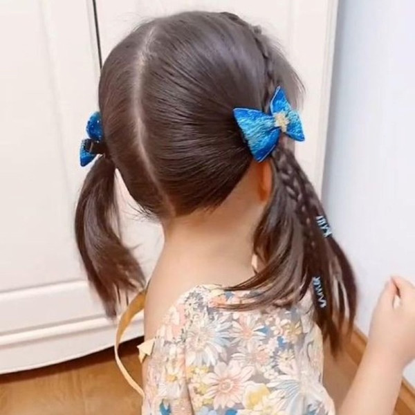 Kiểu tết tóc ngắn bím nhỏ kết hợp buộc nửa đầu cho bé