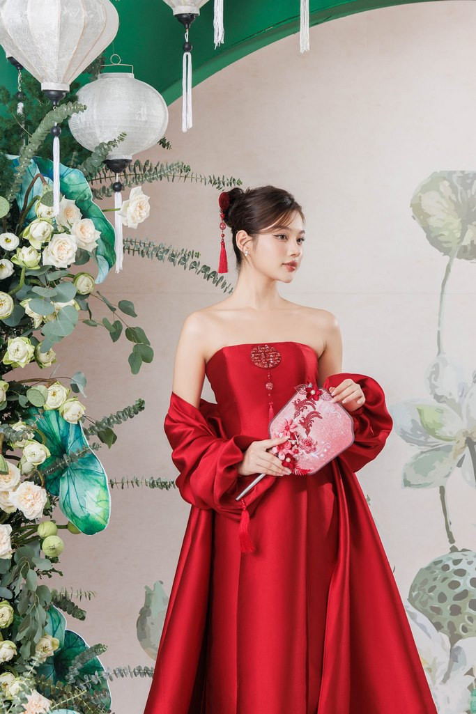 Kiểu tóc ăn hỏi búi cao cài phụ kiện sang trọng