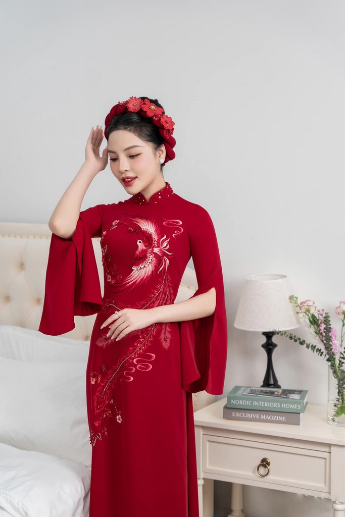Kiểu tóc ăn hỏi búi cao đơn giản kết hợp phụ kiện nổi bật