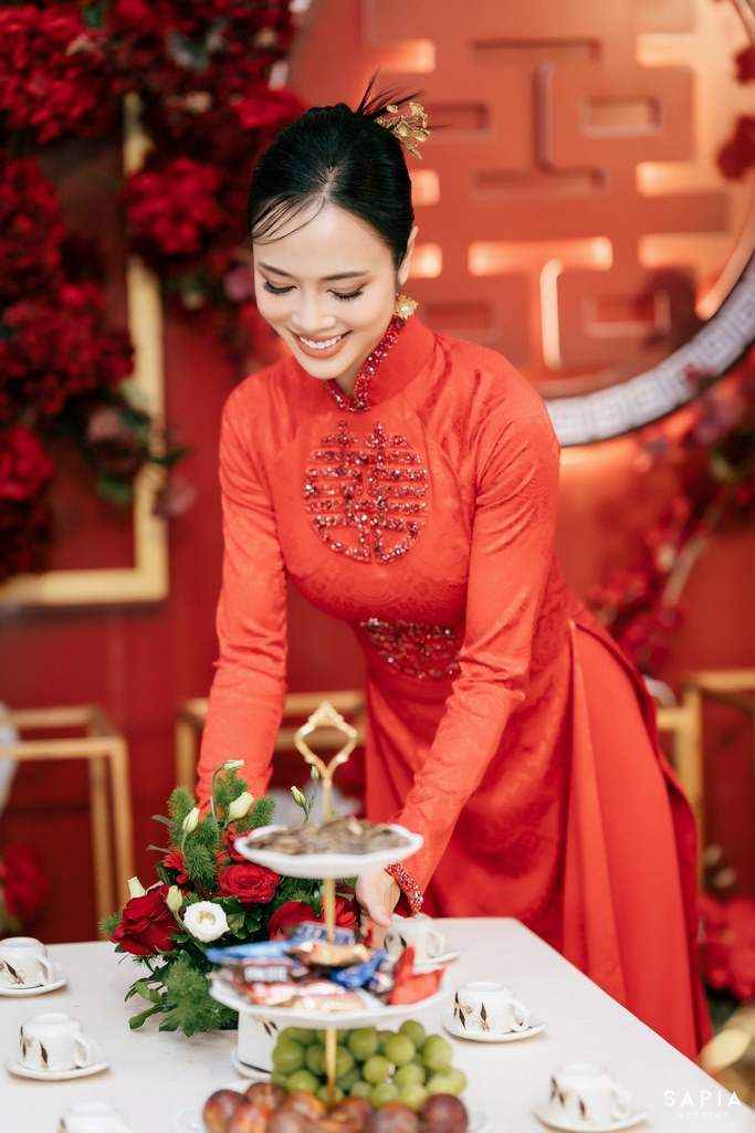 Kiểu tóc ăn hỏi búi cao thanh thoát và quyến rũ