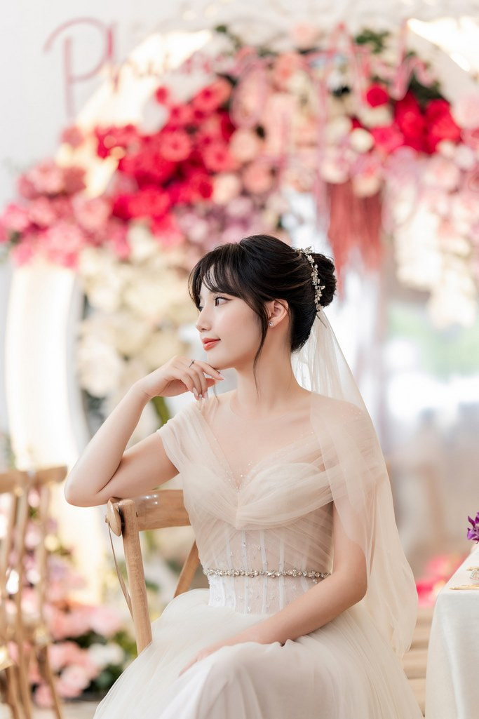 Kiểu tóc ăn hỏi búi thấp kết hợp tết tóc tinh tế