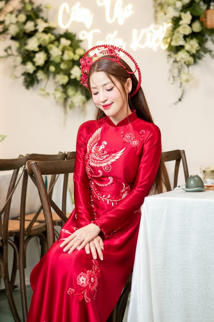 Kiểu tóc ăn hỏi dài thẳng kết hợp cài hoa nhỏ xinh