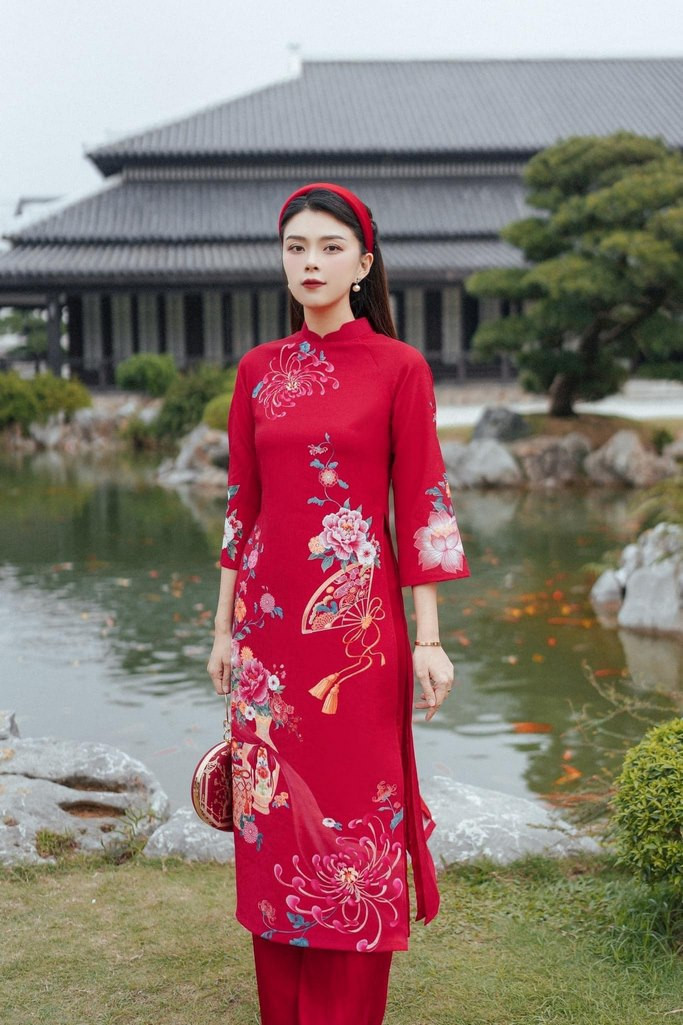 Kiểu tóc ăn hỏi dài thẳng suôn mượt với mấn đội đầu tinh tế