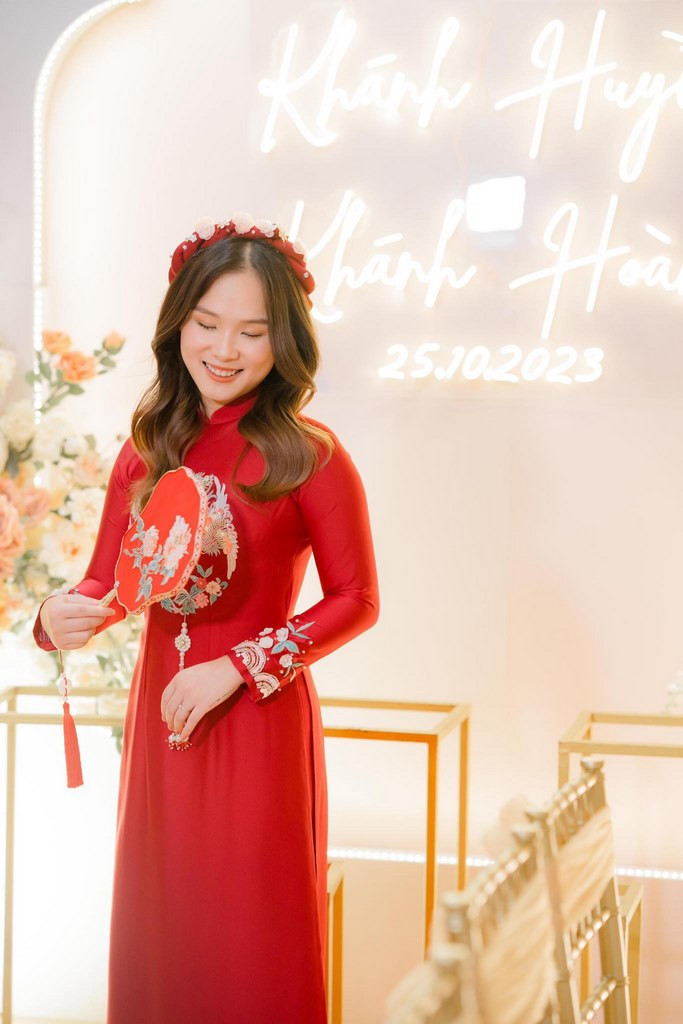 Kiểu tóc ăn hỏi uốn xoăn lọn lớn với phụ kiện tóc thanh lịch