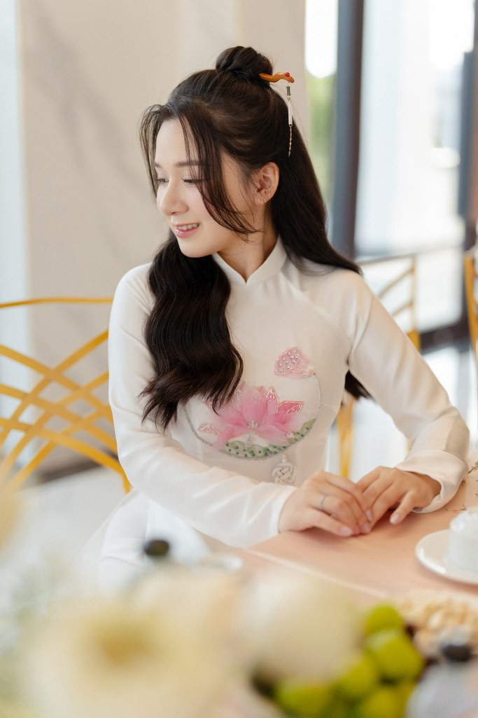 Kiểu tóc ăn hỏi xõa tự nhiên kết hợp mấn đội đầu