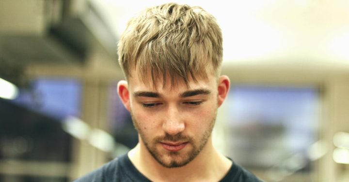 Kiểu tóc Angular Fringe với phần mái được cắt xéo tinh tế