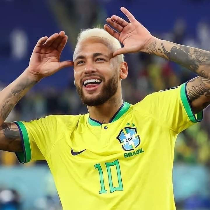 Kiểu tóc bạch kim của Neymar với phần mái vuốt dựng.