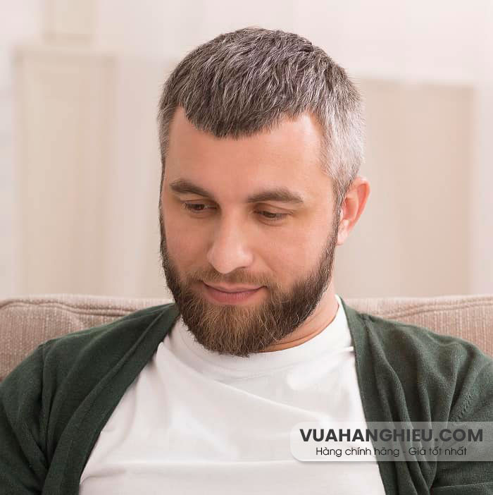 Kiểu tóc Brief gọn gàng, thể hiện sự chuyên nghiệp và lịch sự của người đàn ông.