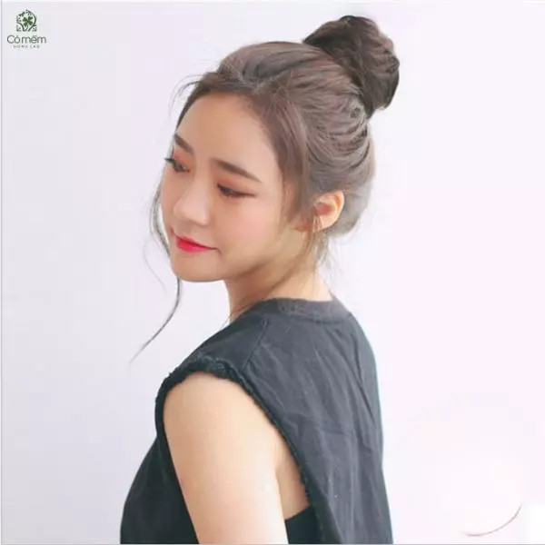 kiểu tóc búi cao cho phụ nữ trung niên